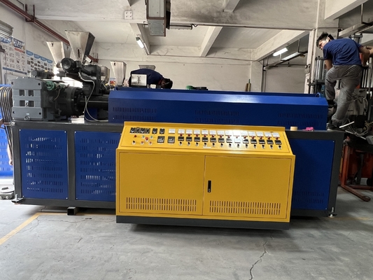 製造する機械6700Mを作るロールを紐で縛っているPLCペットPP
