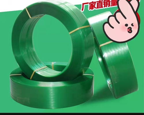 強い強度 350~950kg のパレットブリックを梱包するための緑色エムボッシングPETプラスチックストラッパー
